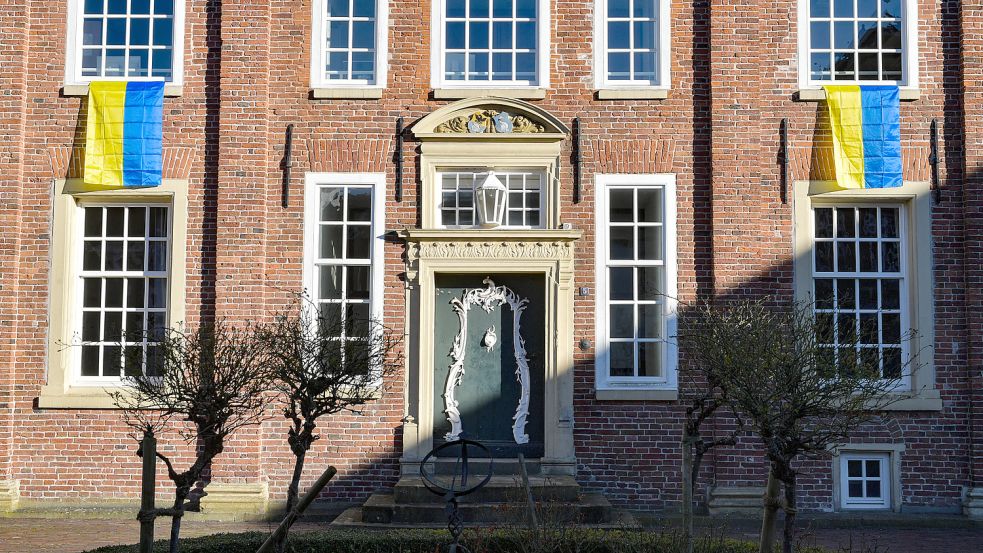 Mit den Flaggen will die Belegschaft des Gerichts laut ihrem Direktor ihre Solidarität ausdrücken. Foto: Ortgies