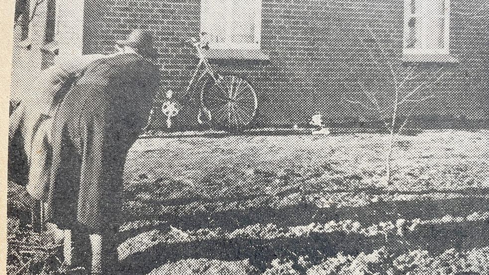 Das Fahrrad der Toten lehnte an der Hausfassade. Foto. Archiv