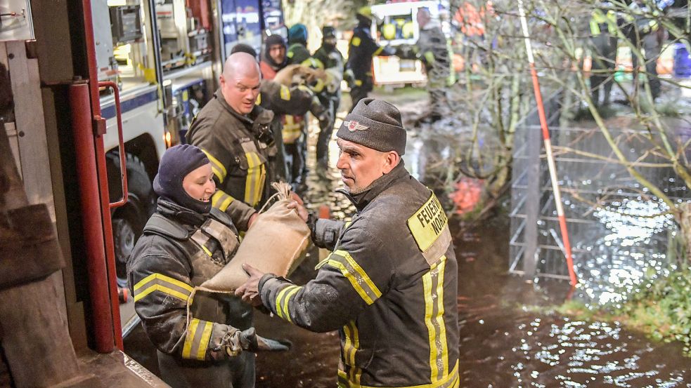 Mit Sandsäcken kämpften die Einsatzkräfte im Februar gegen das Hochwasser in einer Ferienhaussiedlung am Großen Meer. Foto: Ortgies/Archiv
