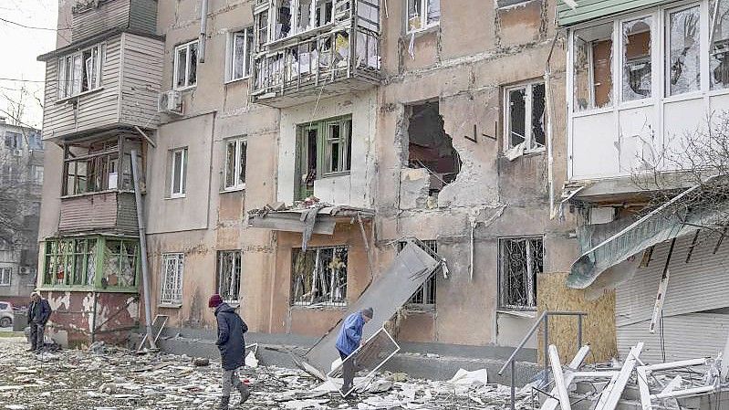 Menschenrechtler bezeichnen die Lage in der umkämpften Stadt Mariupol als katastrophal. Foto: Evgeniy Maloletka/AP/dpa