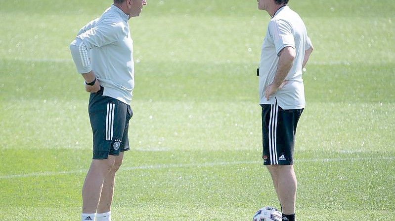Andreas Köpke (l) und Joachim Löw haben 17 Jahre lang zusammen gearbeitet. Foto: Federico Gambarini/dpa