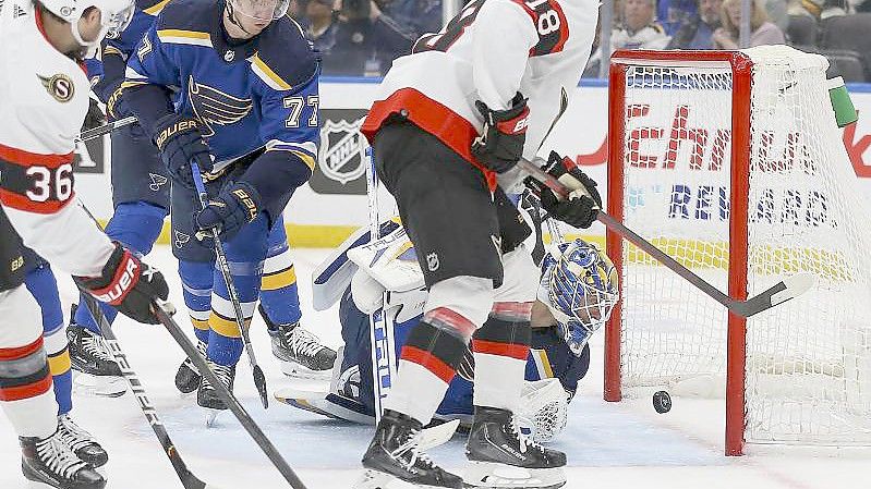 Tim Stützle (Nr. 18) traf für die Ottawa Senators. Foto: Scott Kane/AP/dpa