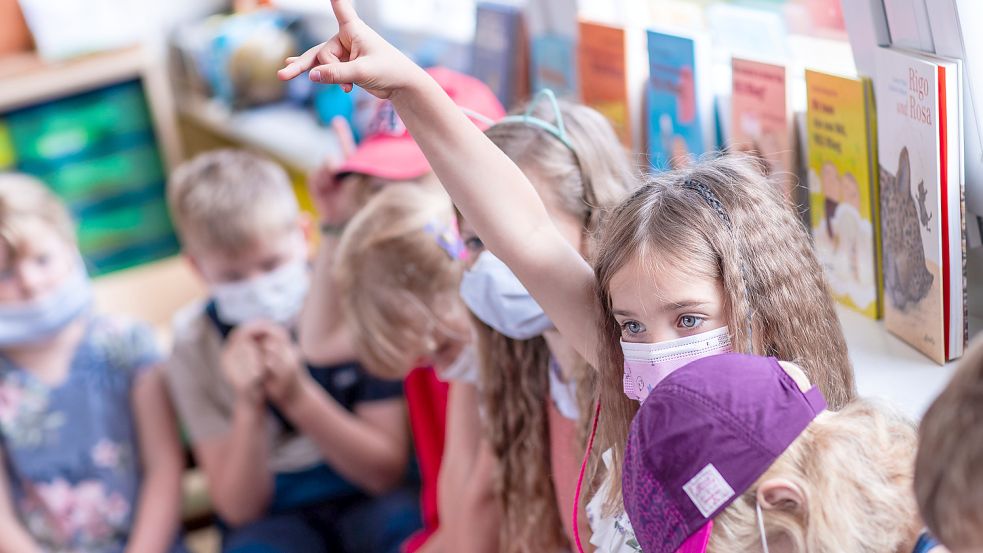 Die Maskenpflicht soll bald für Schülerinnen und Schüler am Platz fallen. Dadurch kehrt wieder ein Stück weit Normalität ein. Symbolfoto: Dpa