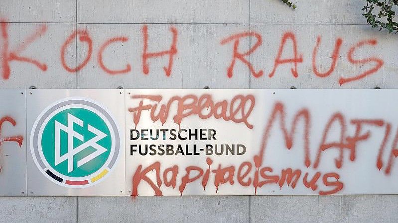 „Fußball-Mafia“ schmierten Unbekannte zuletzt auf die Fassade der DFB-Zentrale in Frankfurt am Main. Foto: Sebastian Gollnow/dpa