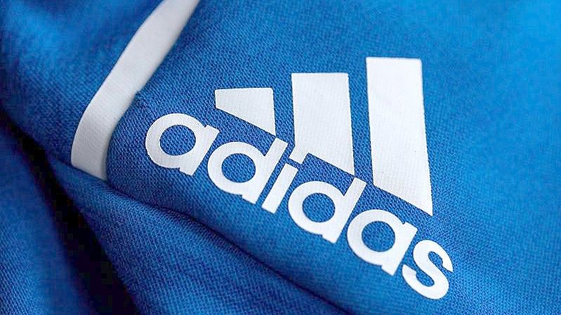 Adidas erhöhte 2021 die Umsätze währungsbereinigt um 16 Prozent auf 21,2 Milliarden Euro. Foto: Daniel Karmann/dpa