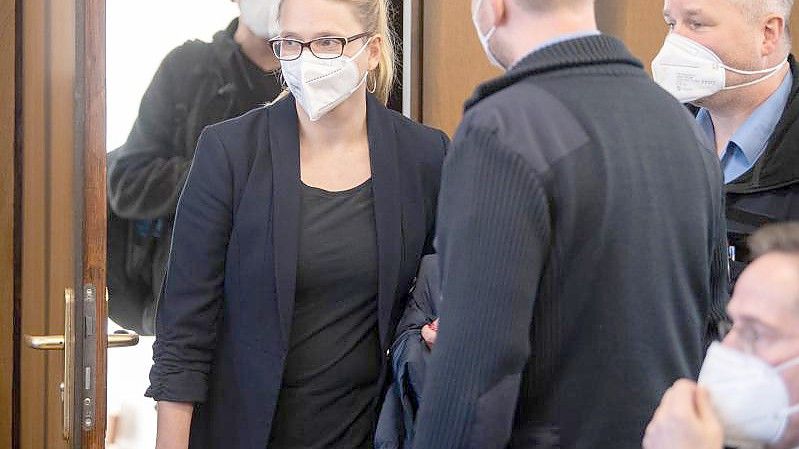 Anja Darsow betritt im Zivilprozess zur Klage des Landes Hessen gegen ihren wegen Doppelmordes verurteilten Ehemanns den Verhandlungssaal. Foto: Boris Roessler/dpa