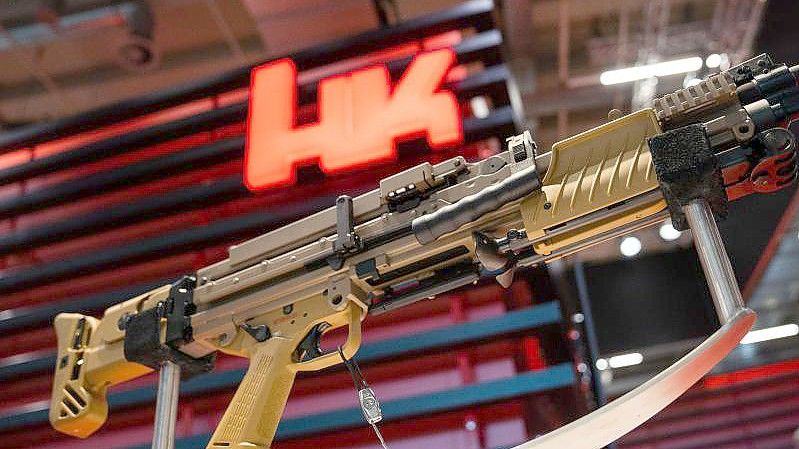 Ein Maschinengewehr von Heckler & Koch wird auf einer Waffenmesse ausgestellt. Foto: Nicolas Armer/dpa