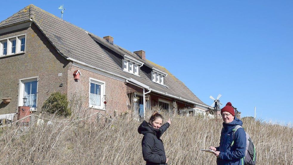 Louisa Schneider (links) und Dr. Martin Döring zeigen Beispiele für einen spielerischer Umgang mit Wind und Sturm: eine Windmühle im Garten und ein Windanzeiger auf dem Dach. Fotos: Zuidema