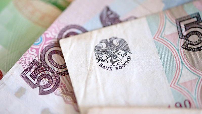 Russische Rubel-Banknoten: Russland droht trotz voller Staatskasse die Zahlungsunfähigkeit. Foto: Sven Hoppe/dpa