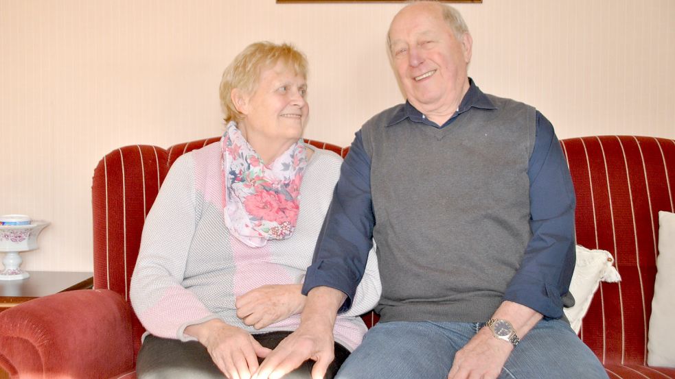 Ob auf dem Sofa oder im prallen Dorfleben: Dora und Rudi Baalmann haben die 60 gemeinsamen Ehejahre immer genossen. Foto: Schönig