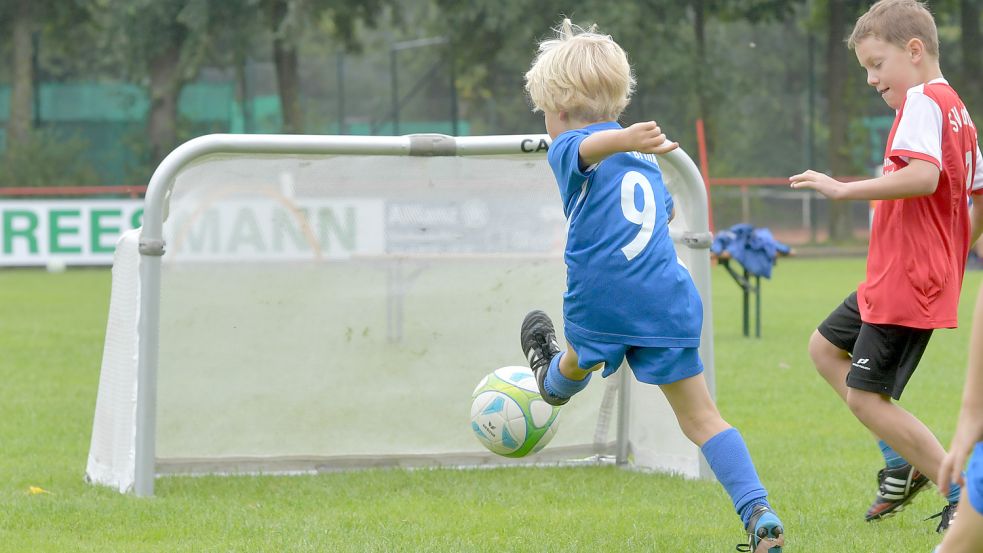 Ab Sommer 2024 wird deutschlandweit bei den G- und F-Junioren nur noch Fußball mit weniger Spielern auf vier kleine Minitore gespielt. In Ostfriesland fanden diese Saison schon viele solcher Turniervormittage statt. Foto: Ortgies