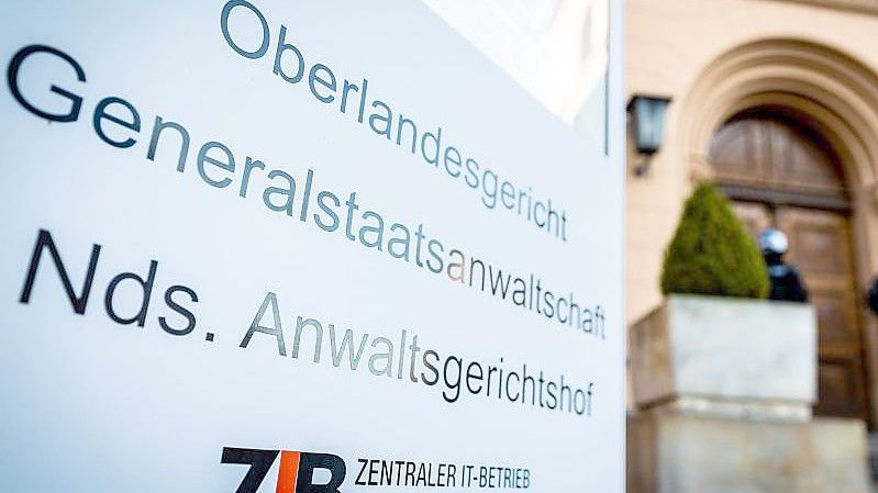 Ein Schild vor dem Oberlandesgericht in Celle. Foto: Moritz Frankenberg/dpa