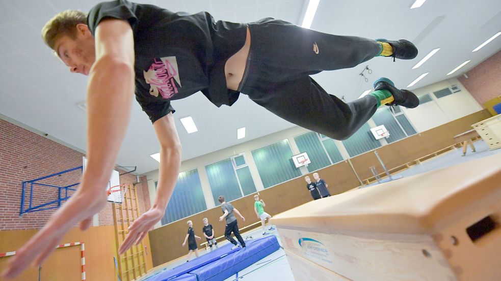 Renke Heibült zeigt einen „Double Kong“, bei dem er mit den Händen über zwei Sprungkästen „fliegt“. Foto: Ortgies