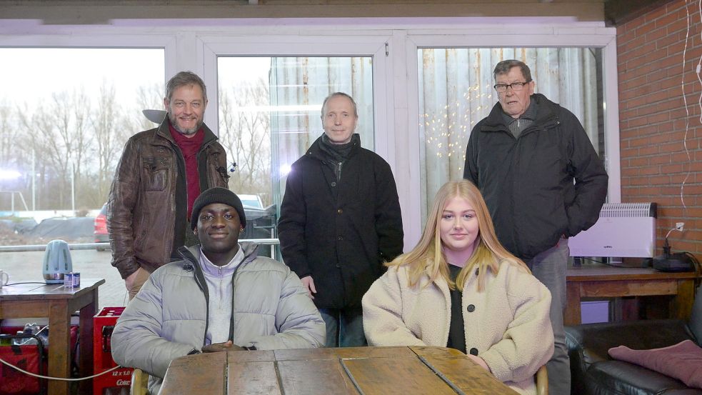 Beim TV Greetsiel gibt es einen neuen Jugendtreff mit einem Konzept, das es anderen Vereinen und Institutionen leicht machen soll, ähnliche Angebote zu schaffen. Das Bild zeigt die Greetsieler Projekt-Ansprechpartner Hartmut Lübben (stehend von links), Volker Kaliszewski und Gerd Wellbrock sowie Isaac Badu und Lotta Lübben, die vor Ort zu den verantwortlichen Jugendlichen zählen. Archivfoto: Hillebrand