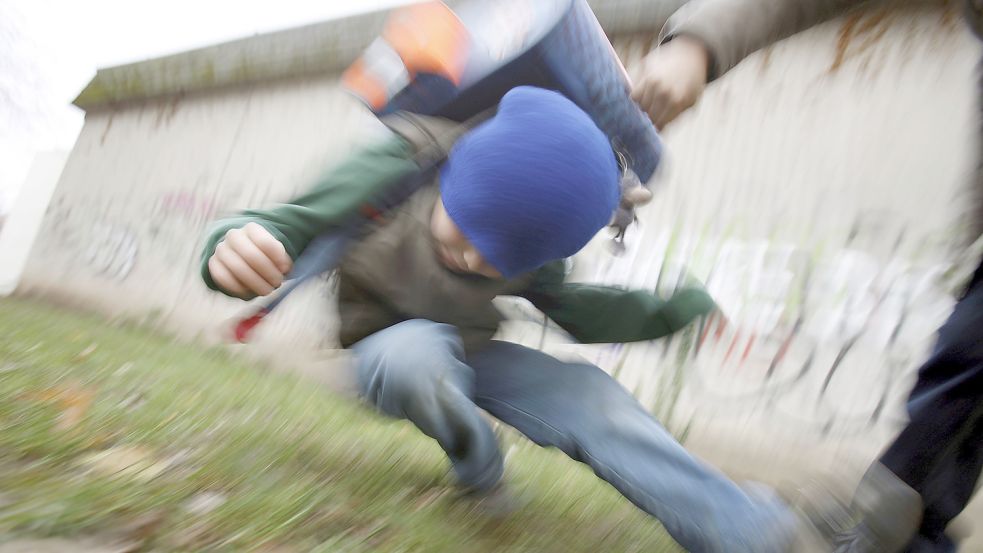 Immer wieder erleben Schüler wie auf diesem Symbolbild Mobbing im Klassenzimmer oder auf dem Schulweg. Foto: Berg/DPA