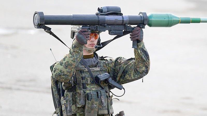 Ein Soldat der Bundeswehr hält während einer Gefechtsvorführung die Panzerfaust 3 in die Luft. Foto: Philipp Schulze/dpa