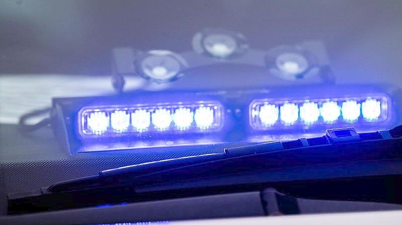 Ein Blaulicht ist unter der Frontscheibe eines Einsatzfahrzeugs der Polizei angebracht. Foto: Lino Mirgeler/dpa