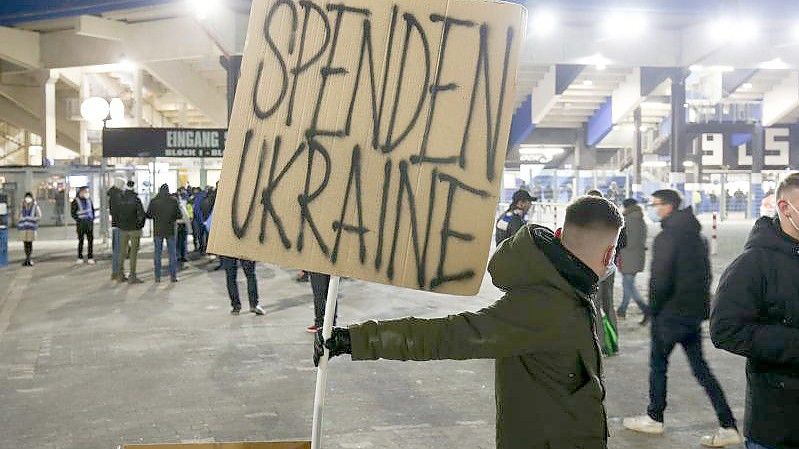 „Spenden Ukraine“ vor einem Fußballstadion: Die Bereitschaft zu Spenden für die Ukraine ist groß. Foto: Friso Gentsch/dpa