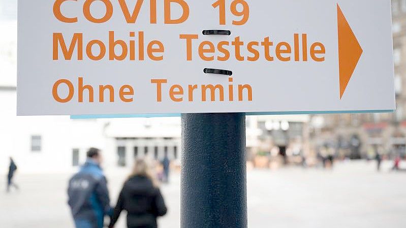 Der Weg zu einer Mobilen Teststelle auf Covid-19 ist in der Dortmunder Innenstadt ausgeschildert. Foto: Bernd Thissen/dpa