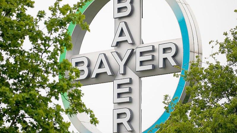 Das Bayer-Logo am Flughafen Köln/Bonn. Foto: Oliver Berg/dpa