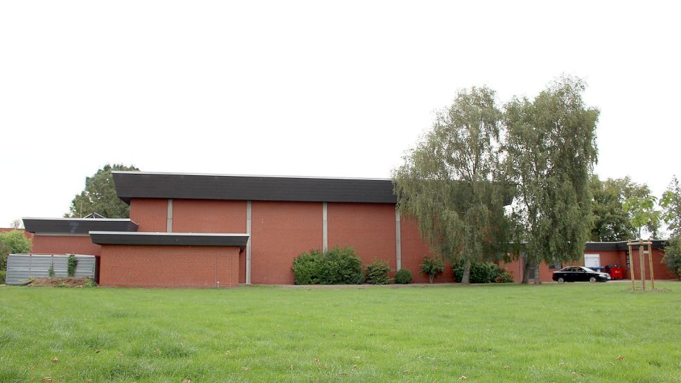 Die Sporthalle in Hinte wurde 1979 gebaut. An der auf dem Bild zu sehenden Südostseite sollte ein Foyer als Anbau entstehen. Archivfoto: Alberts