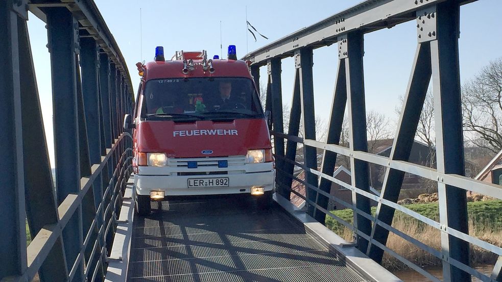 Der Ford Transit der Freiwilligen Feuerwehr Amdorf ist so schmal, dass man mit ihm über die enge Ledabrücke fahren kann. Foto: Schneider-Berents