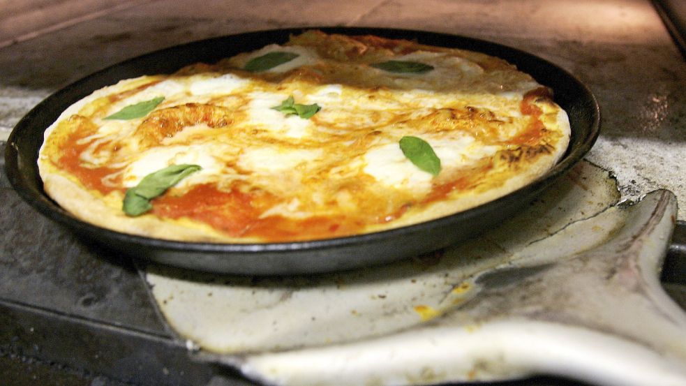 Hatte der Angeklagte wirklich ohne Gegenwehr zugestimmt, eine halbe Million Euro als Schadensersatz an einen Oldenburger zu zahlen, weil er ihm nicht den versprochenen Käufer für seine Pizzeria besorgt hatte? Das Schöffengericht Aurich schenkte der Darstellung der Verteidigung keinen Glauben. Foto: Burgi/DPA