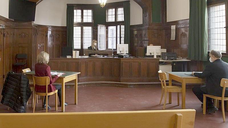 Im Amtsgericht Neukölln wurde über eine Räumungsklage des Bezirks zur Herausgabe einer beschlagnahmten Villa in Berlin-Buckow verhandelt. Beklagte sind Mitglieder einer Clan-Familie. Foto: Paul Zinken/dpa