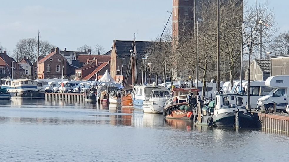 Der Hafen von Weener ist bei Touristen und Einheimischen wegen seines maritimen Flairs beliebt. Foto: Gettkowski