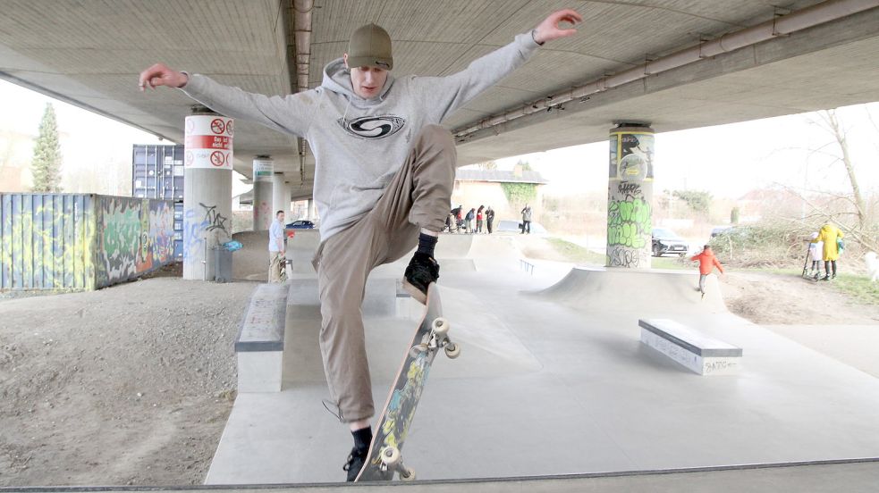Chris Seewald trotzt dem kalten Wind und zeigt unter der Brücke seine Tricks mit dem Skateboard. Foto: Päschel