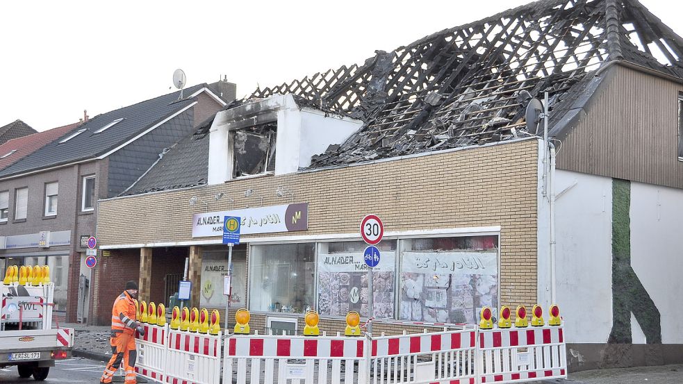 Das zerstörte Gebäude in Leer ist abgesichert und abgesperrt worden.
