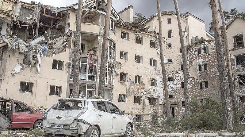 Bei dem russischen Angriffskrieg in der Ukraine werden auch immer wieder Wohnhäuser zerstört. Foto: Oleksandr Ratushniak/AP/dpa