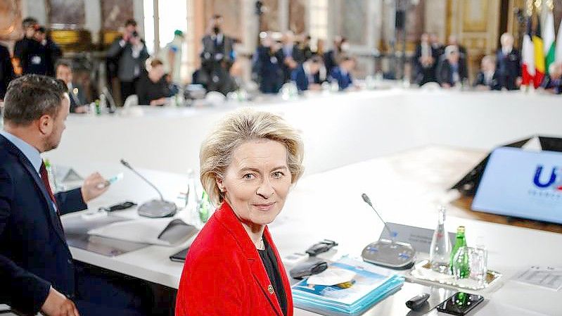 Ursula von der Leyen, Präsidentin der Europäischen Kommission, strebt eine vorübergehende Deckelung der Energiepreise an. Foto: Kay Nietfeld/dpa