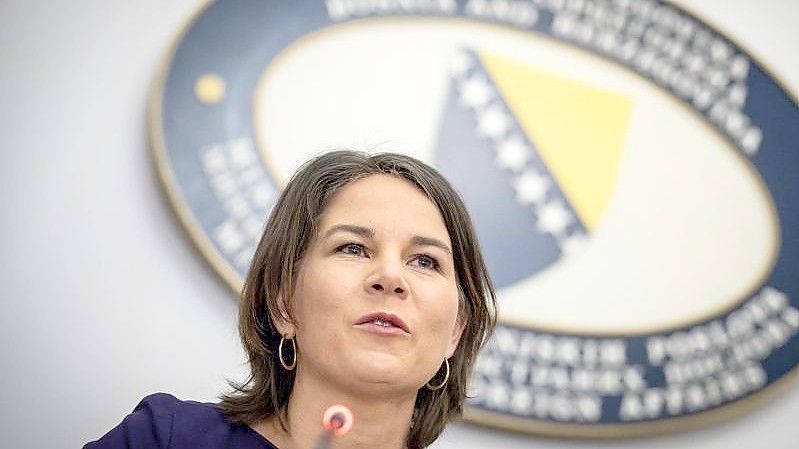 Außenministerin Annalena Baerbock bei einer Pressekonferenz in Sarajevo. Foto: Michael Kappeler/dpa