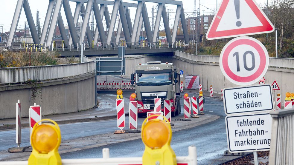 Die Trogstrecke der Emder Südumgehung soll im Mai für zunächst drei Monate wieder für den Verkehr freigegeben werden. Foto: F. Doden/Archiv