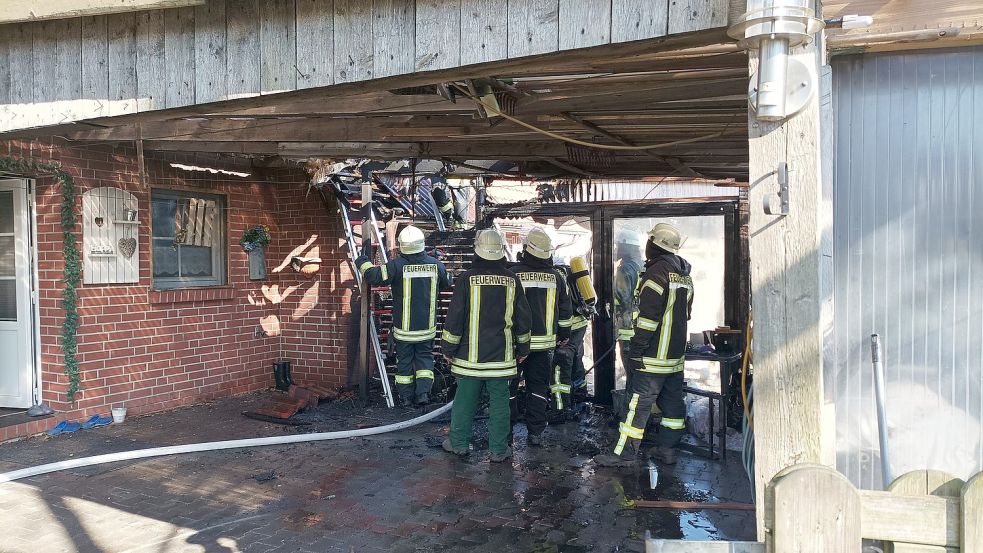 Aus dem Carport konnte ein Quad gesichert werden. Fotos: Feuerwehr