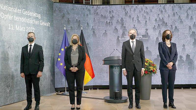 Der Bundesbeauftragte Pascal Kober (v.l.), Bundesinnenministerin Nancy Faeser, Verfassungsgerichtspräsident Stephan Harbarth und Historikerin Petra Terhoeven bei der Gedenkfeier in Berlin. Foto: Carsten Koall/dpa