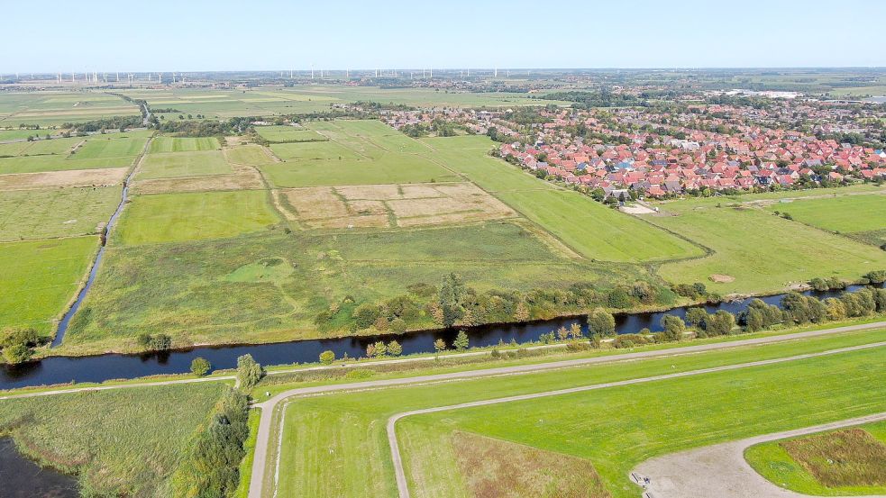 Blick vom Friesenhügel auf das zu bebauende Gebiet in Emden: Zwischen Larrelter Tief, dem bestehenden Stadtteil Conrebbersweg und der Autobahn 31 soll in diesem Jahr auch sichtbar ein neuer Stadtteil für Emden entstehen. Foto: Hock/Archiv