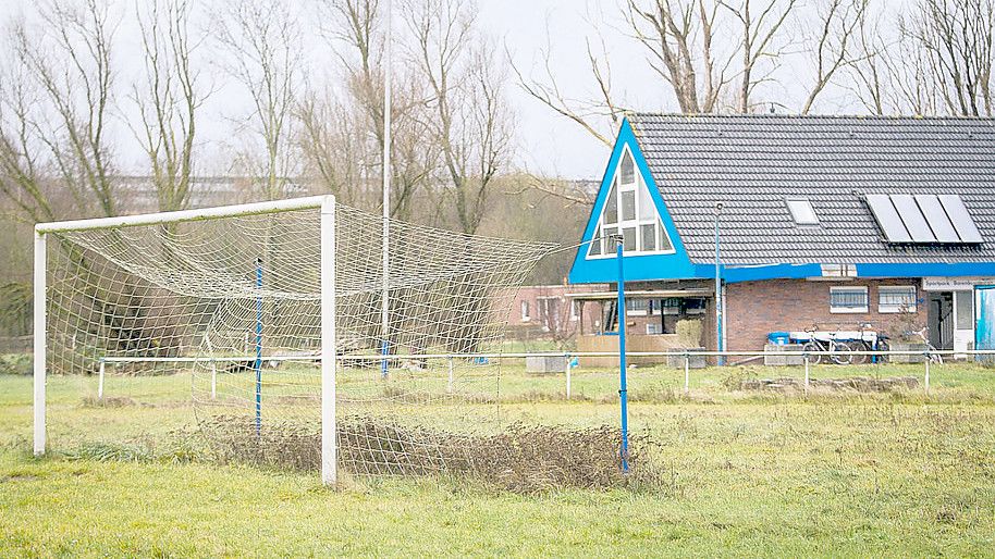 Das Sportheim und die Fußballplätze an der Gorch-Fock-Straße in Emden werden seit Jahren nicht mehr genutzt. Foto: Archiv/J. Doden