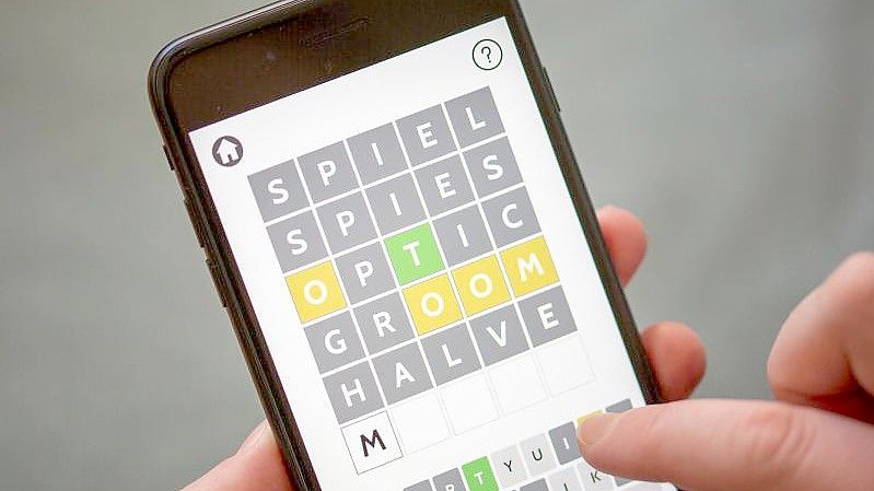 Eine Person spielt mit der App eines Online-Buchstabenrätsels. Foto: Fernando Gutierrez-Juarez/dpa-Zentralbild/dpa