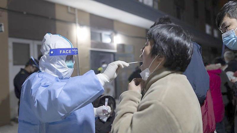 Eine Frau erhält einen Rachenabstrich für einen Coronavirus-Test. Die täglichen Neuinfektionen haben den höchsten Wert seit zwei Jahren erreicht. Foto: Uncredited/AP/dpa