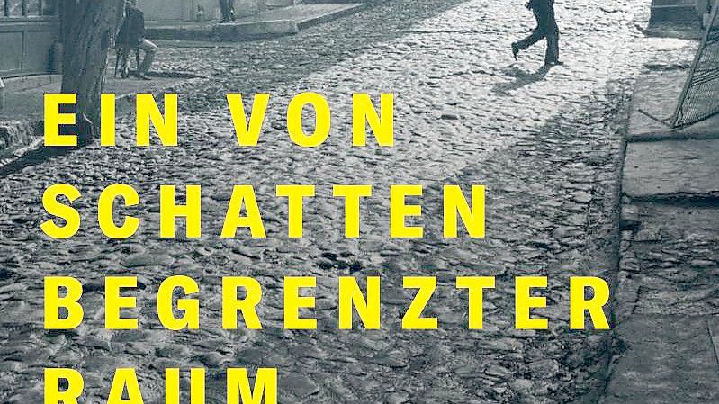 „Ein von Schatten begrenzter Raum“ von Emine Sevgi Özdamar ist für den Preis der Leipziger Buchmesse in der Kategorie Belletristik nominiert. Foto: ---/Suhrkamp Verlag/dpa