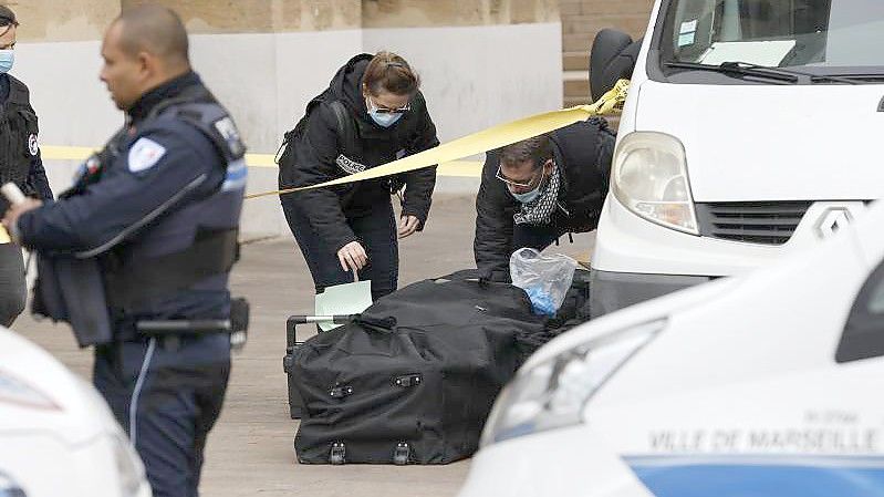 Ein Mann hat mitten in Marseille Polizisten bedroht. Die Sicherheitskräfte schossen daraufhin auf den Angreifer. Mehr ist noch nicht bekannt. Foto: Jean-Francois Badias/AP/dpa