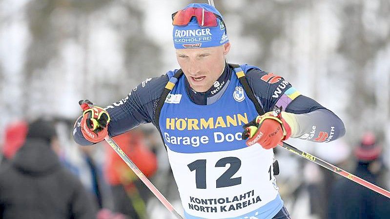 Biathlet Erik Lesser kam als Fünfter 38,6 Sekunden hinter dem norwegischen Sieger Vetle Sjastad Christiansen ins Ziel. Foto: Vesa Moilanen/Lehtikuva/AP/dpa