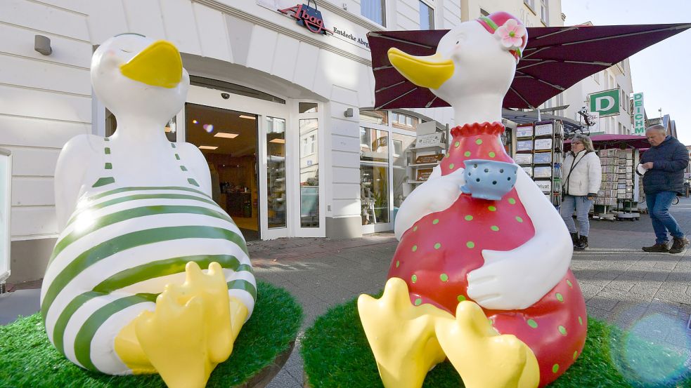 Vertrauen in die Innenstadt zeigen Unternehmen wie die Firma Abegg. Sie hat vor Kurzem in der Osterstraße ein neues Geschäft für Lederwaren, Feinkost und Accessoires eröffnet. Mit überlebensgroßen, fröhlichen Enten macht die Geschäftsführung auf sich aufmerksam. Fotos: Ortgies