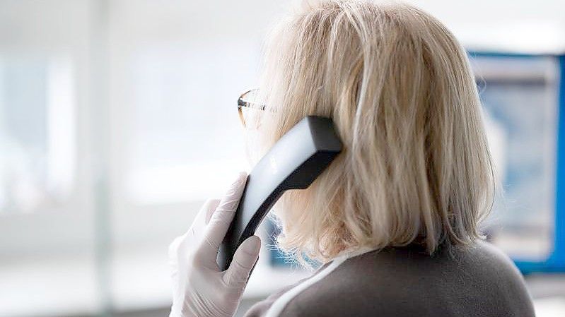 Menschen jeden Alters äußern bei der Telefonseelsorge Ängste wegen des Ukraine-Krieges. Foto: Daniel Reinhardt/dpa