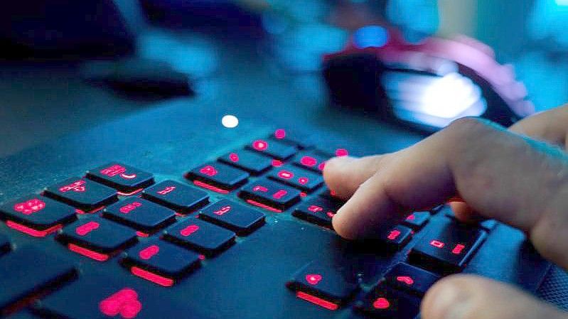 Der Angriff Russlands auf die Ukraine wurde von Cyberattacken begleitet. Dass dabei bislang nicht größere Schäden entstanden sind, schreibt ein führender Experte den Defensivqualitäten der Ukrainer zu. Deutsche Unternehmen seien dagegen schlecht vorbereitet. (Symbolbild). Foto: Nicolas Armer/dpa