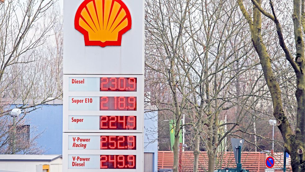 Kraftstoff für Fahrzeuge aller Art Eine Tankstelle des Mineralölkonzerns Royal Dutch Shell mit den Benzinpreisen während Foto: imago/Gottfried Czepluch