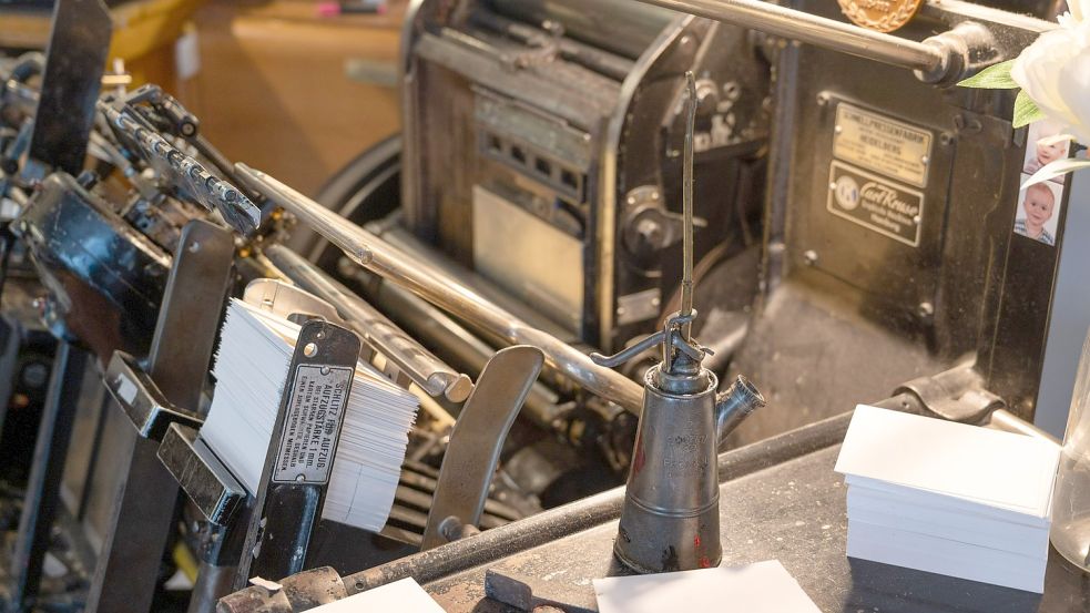 Drucken wie Mitte des vergangenen Jahrhunderts. Der „Heidelberger Tiegel“ erzeugt auf dem Papier Effekte, hinter denen der Offset-Druck weit zurück bleibt. Foto: Michael Ruff