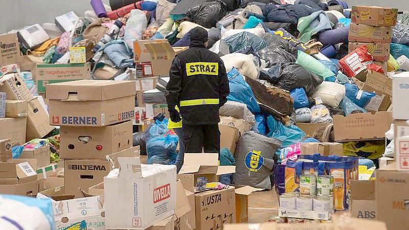 Die Spenden werden sortiert und anschließend in die Ukraine gefahren. Rund 50 Prozent des Spendenaufkommens kommt aus Deutschland. Foto: Sebastian Gollnow/dpa